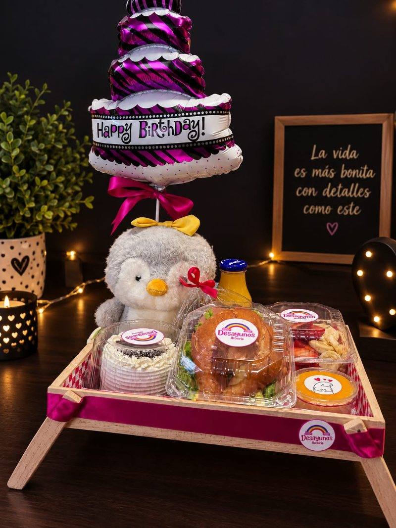 Desayuno de cumpleaños en Puebla con pingüino de peluche, globo de pastel y pastelito en charola de madera